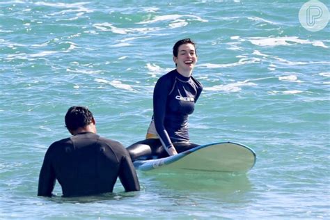 anne hathaway bikini|De biquíni, Anne Hathaway curte praia sem o noivo